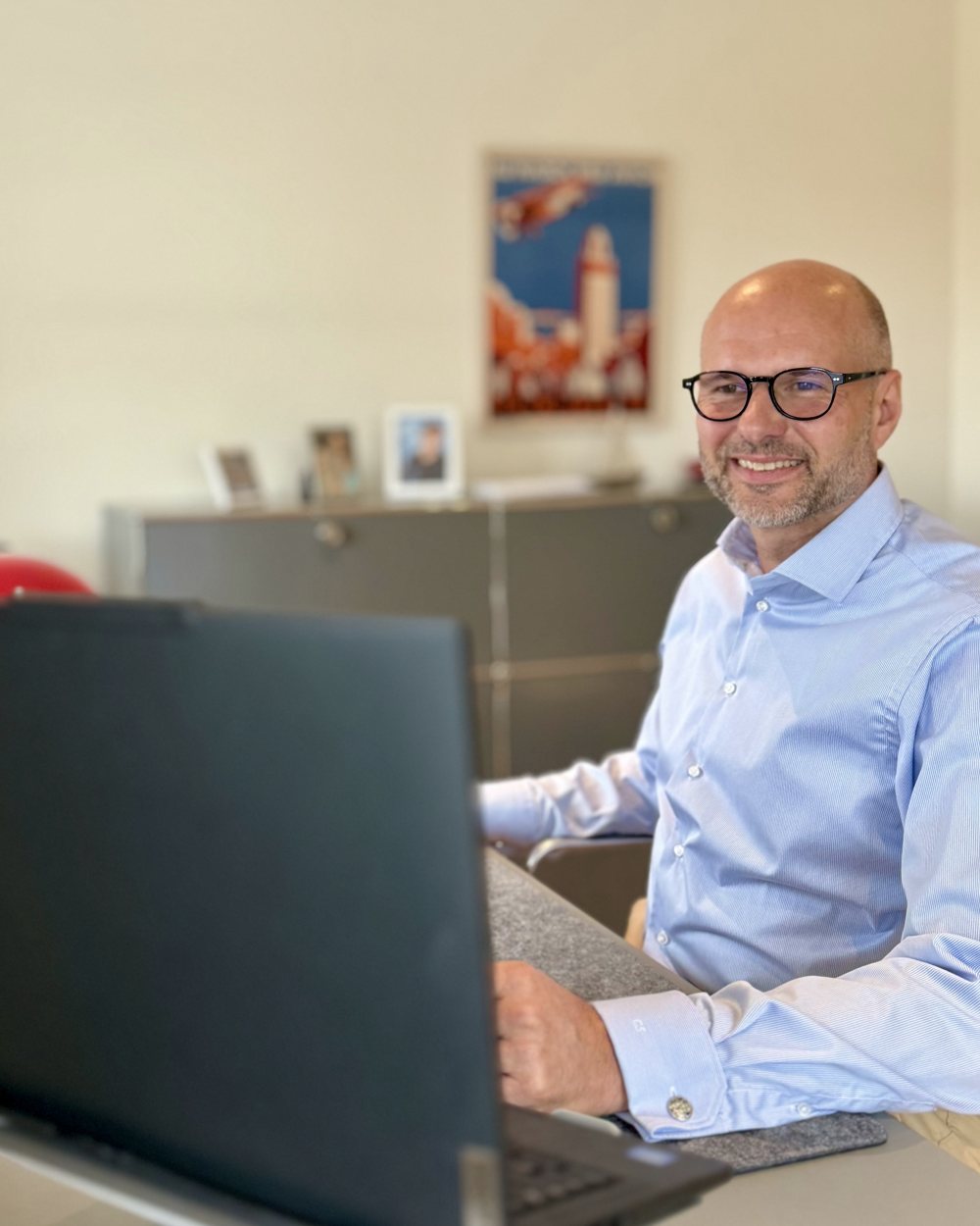 Carsten Scheunemann, Gründer und Geschäftsführer von Agentic Now, an seinem Arbeitsplatz